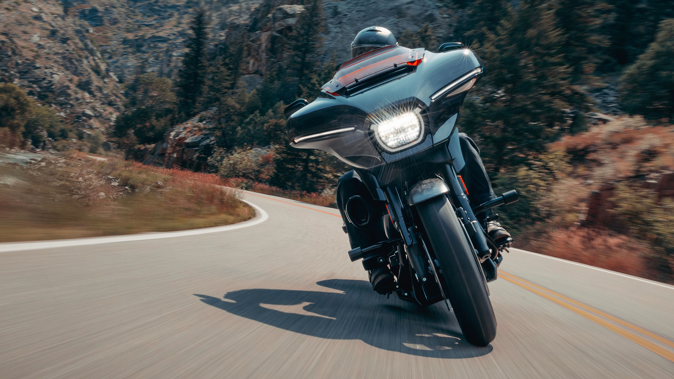 2026-cvo-street-glide-st-riding-ls-3